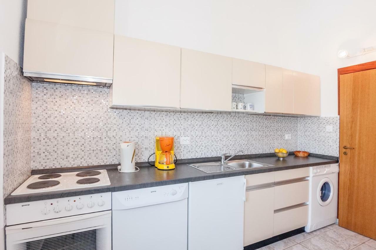 Velijoze Apartment *